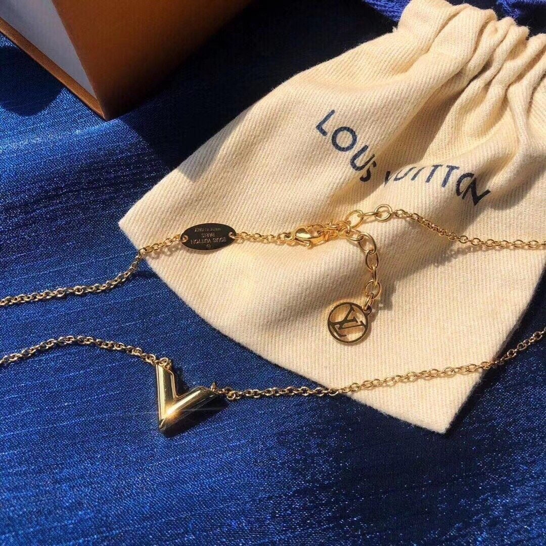 [Louis Vuitton] The very popular Essential V necklace and bracelet♪