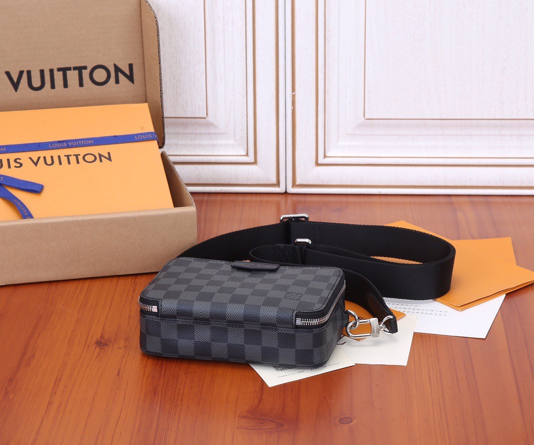 LV ALPHA WEARABLE 18.5*11*6.5
