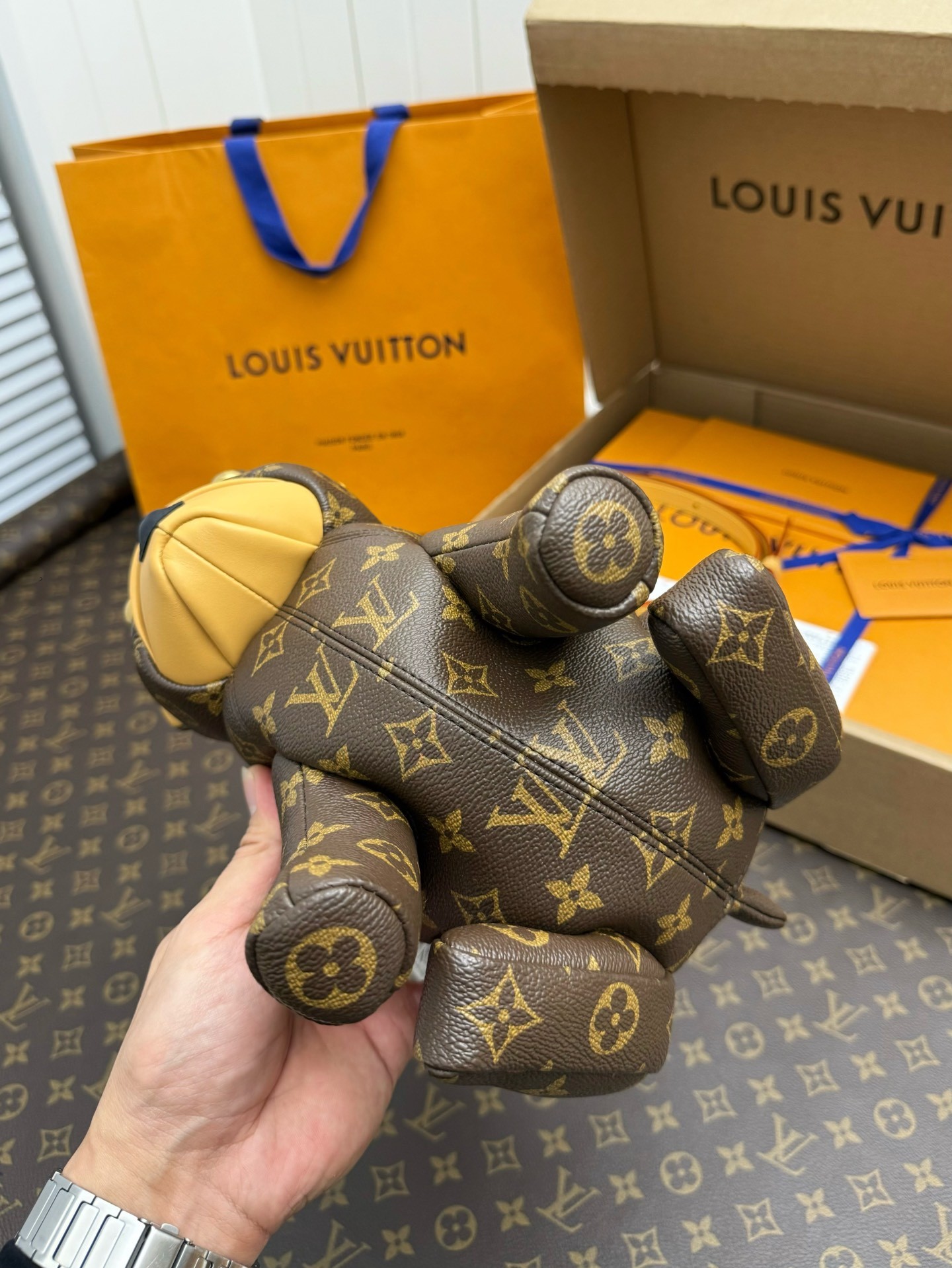 LV's new season POOCH BAG handbag M12617