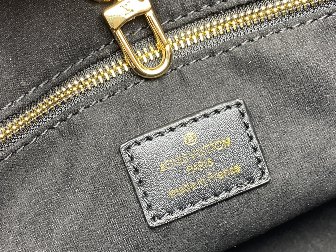 Woman’s Handbag with Adjustable strap 13.4″x10.2″x5.1″ BB-918000100070