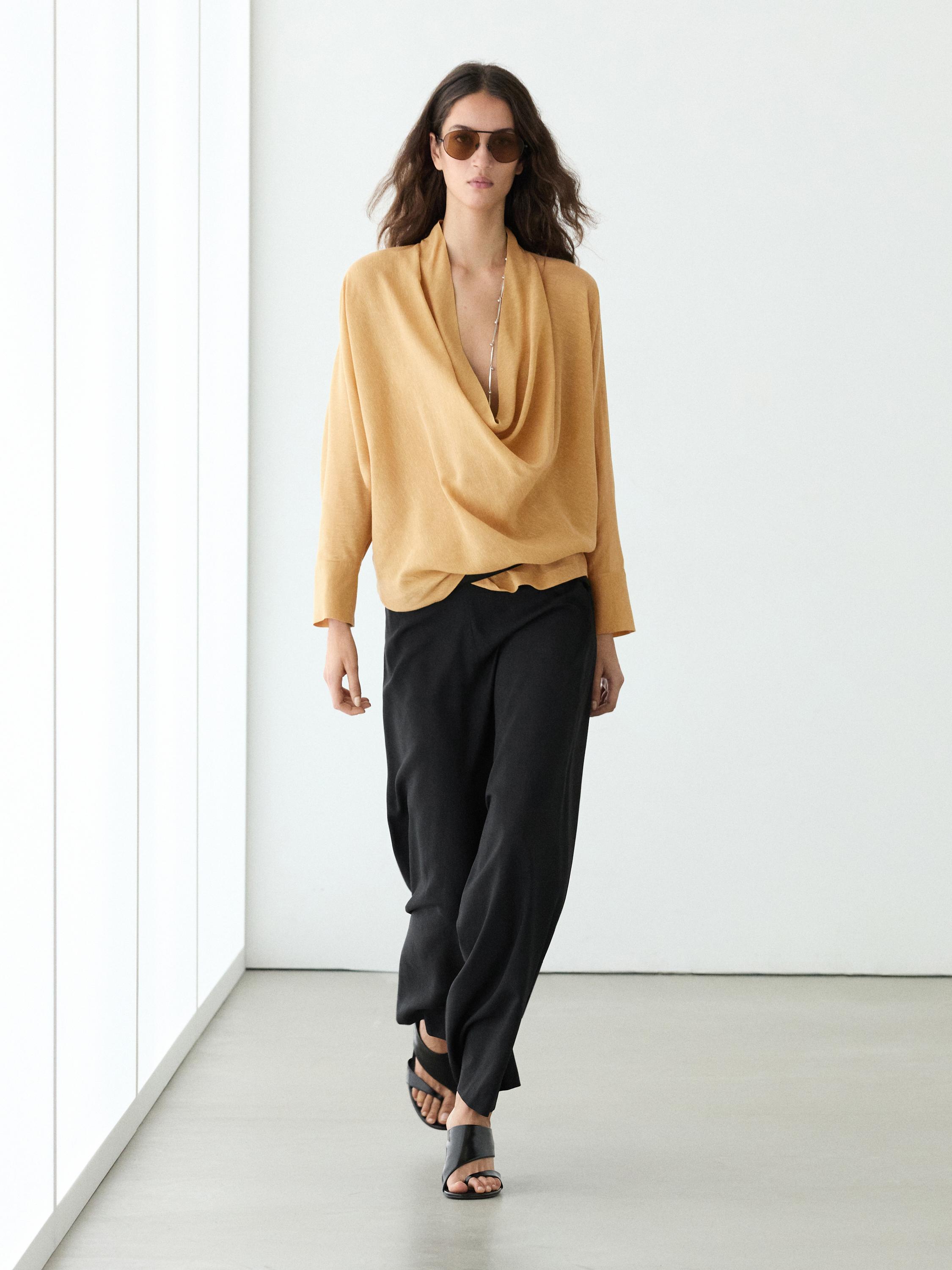 Blusa fluida escote drapeado