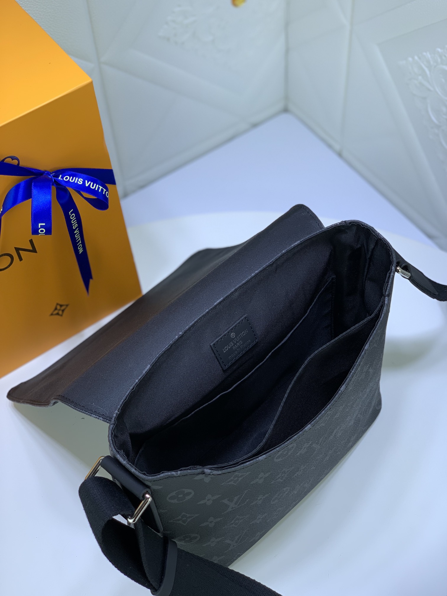 Woman’s Handbag with Adjustable strap 9.8″x8.7″x3.1″ BB-918000637