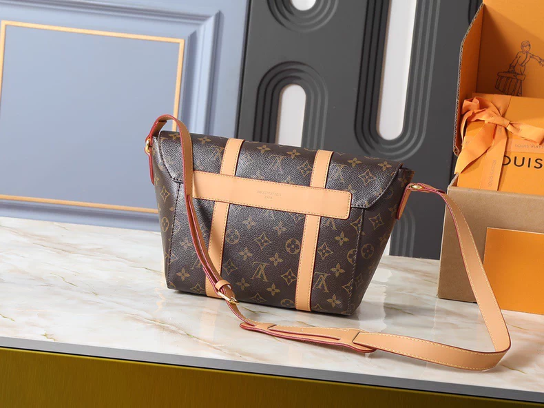 LOUIS VUITTON M28115 Christopher Messenger