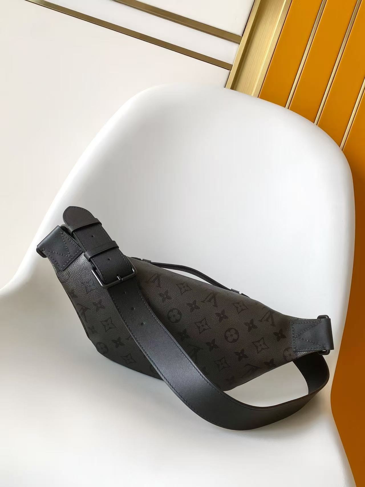 LV Rush Pockets M26763 Size：30x15x8cm