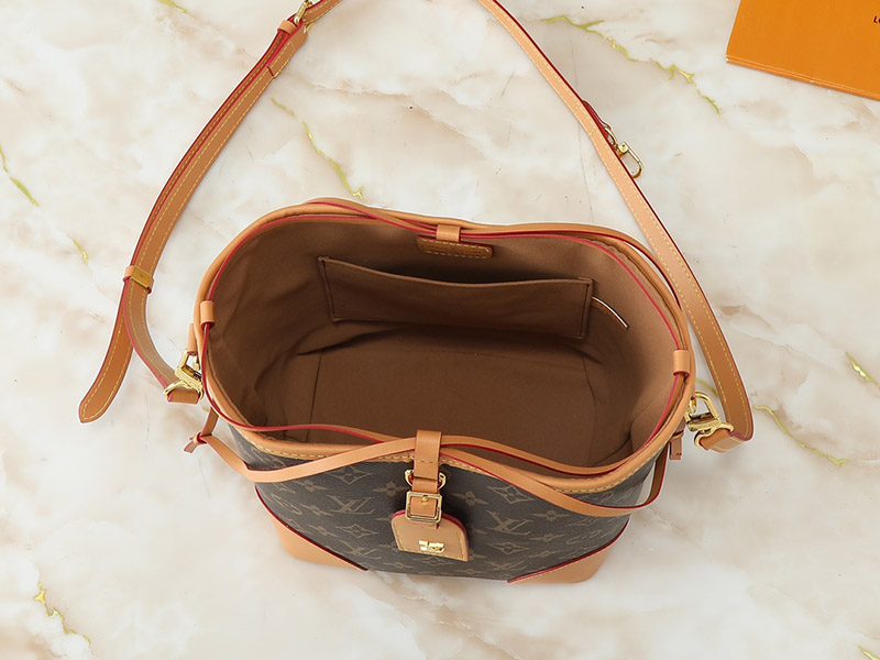 Big: 8.7″x7.5″x9.1″ Small: 4.7″x4.7″x4.7″ Leather Handbag with Adjustable Strap BB-921538
