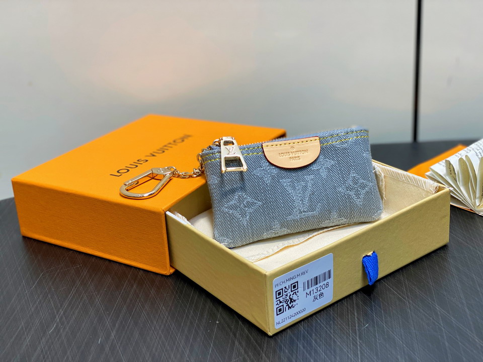 LV CARD HOLDER