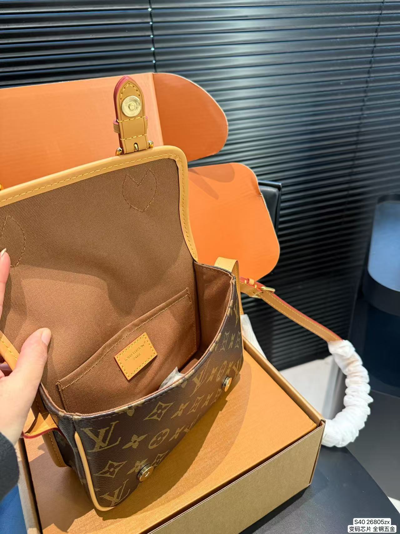 LV SATCHEL M26805 15*6*19.5CM