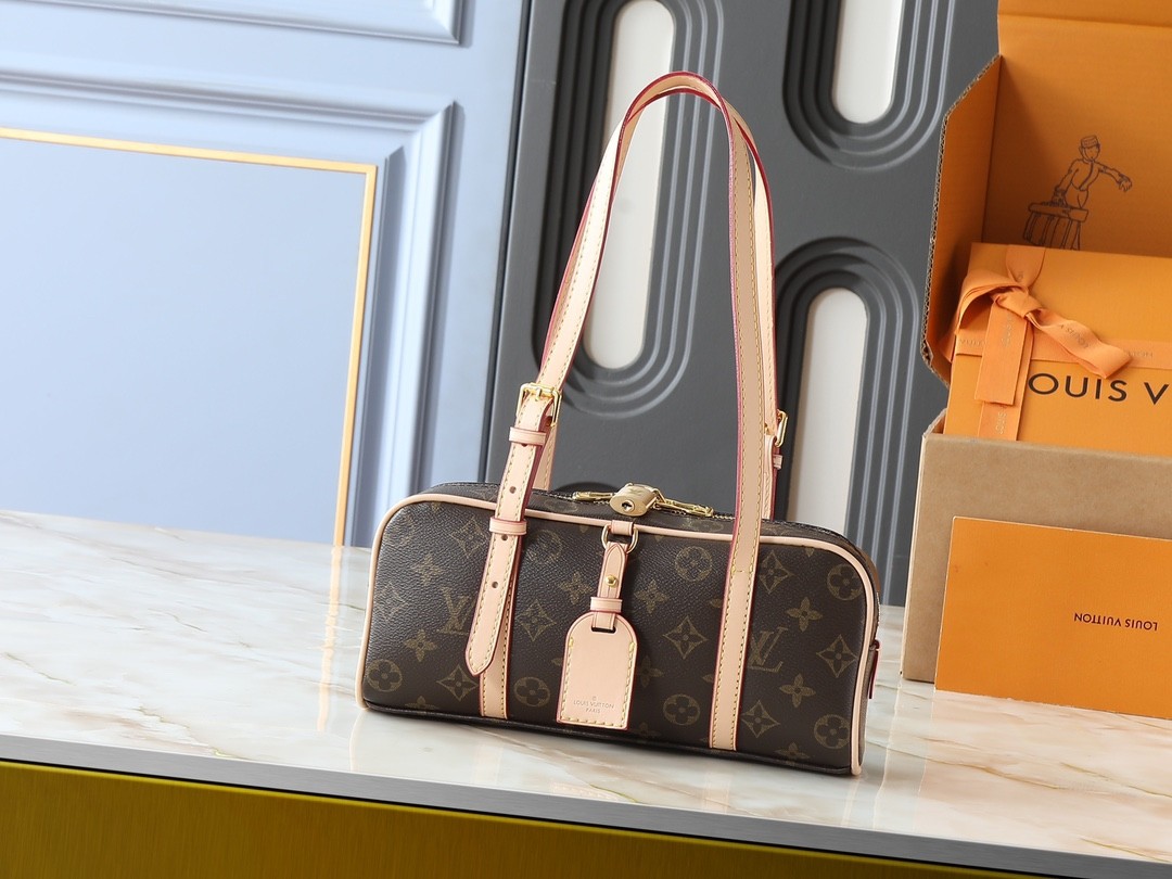 LV Hang On M47031 26x11.5x6.5cm