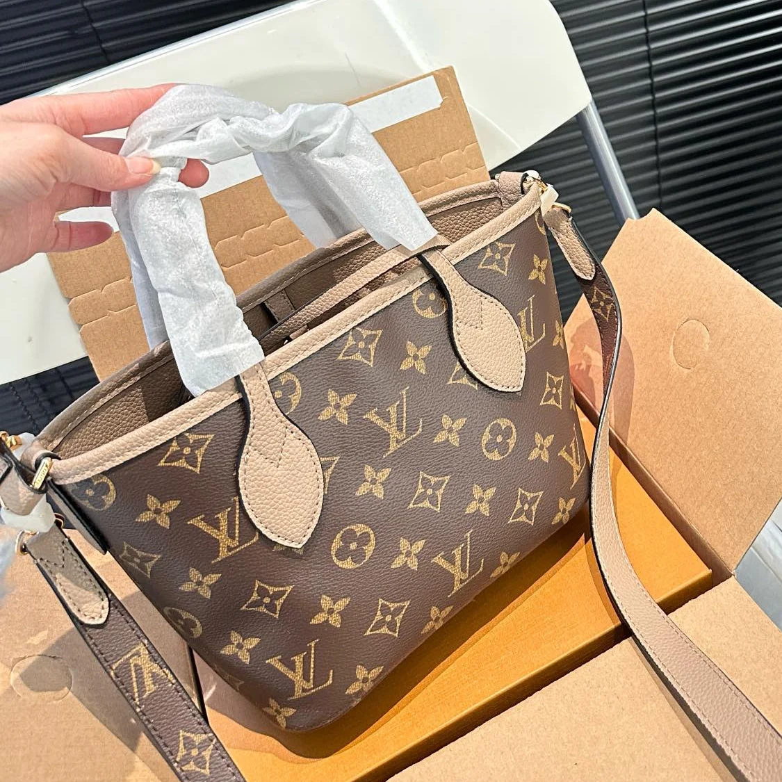 【Louis Vuitton】☆Neverfull BB｜Detachable shoulder strap & crossbody bag for ultimate versatility♪ Check it out online now!