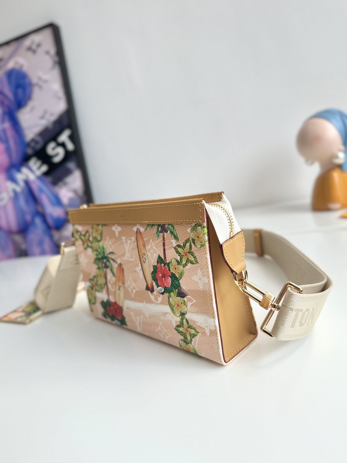 LV Gaston M83466 Size：22x14.5x4.5cm
