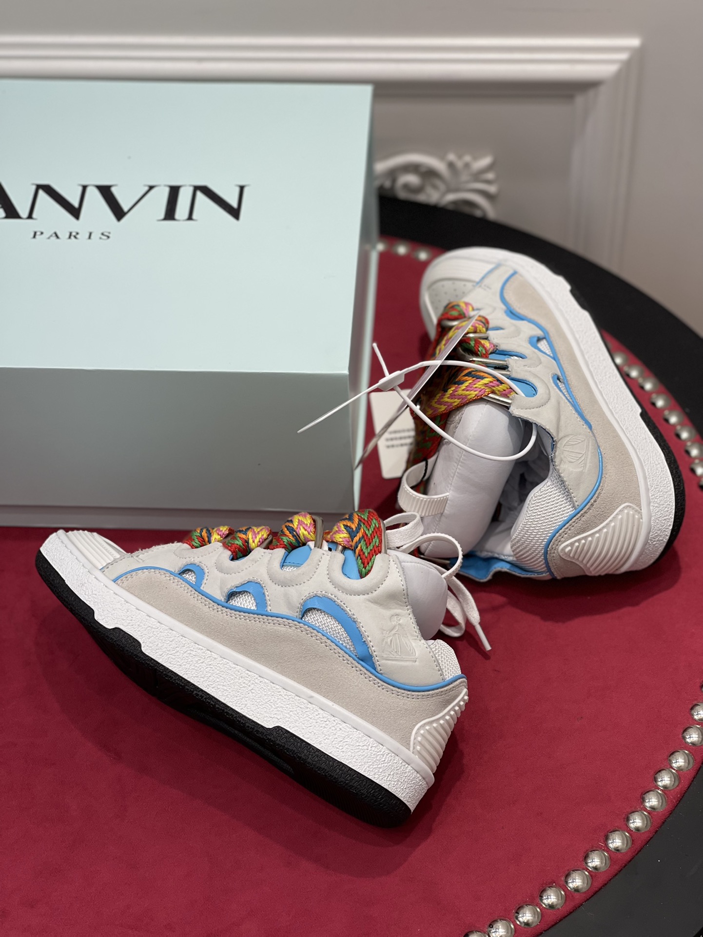 LAN Leather Curb,
