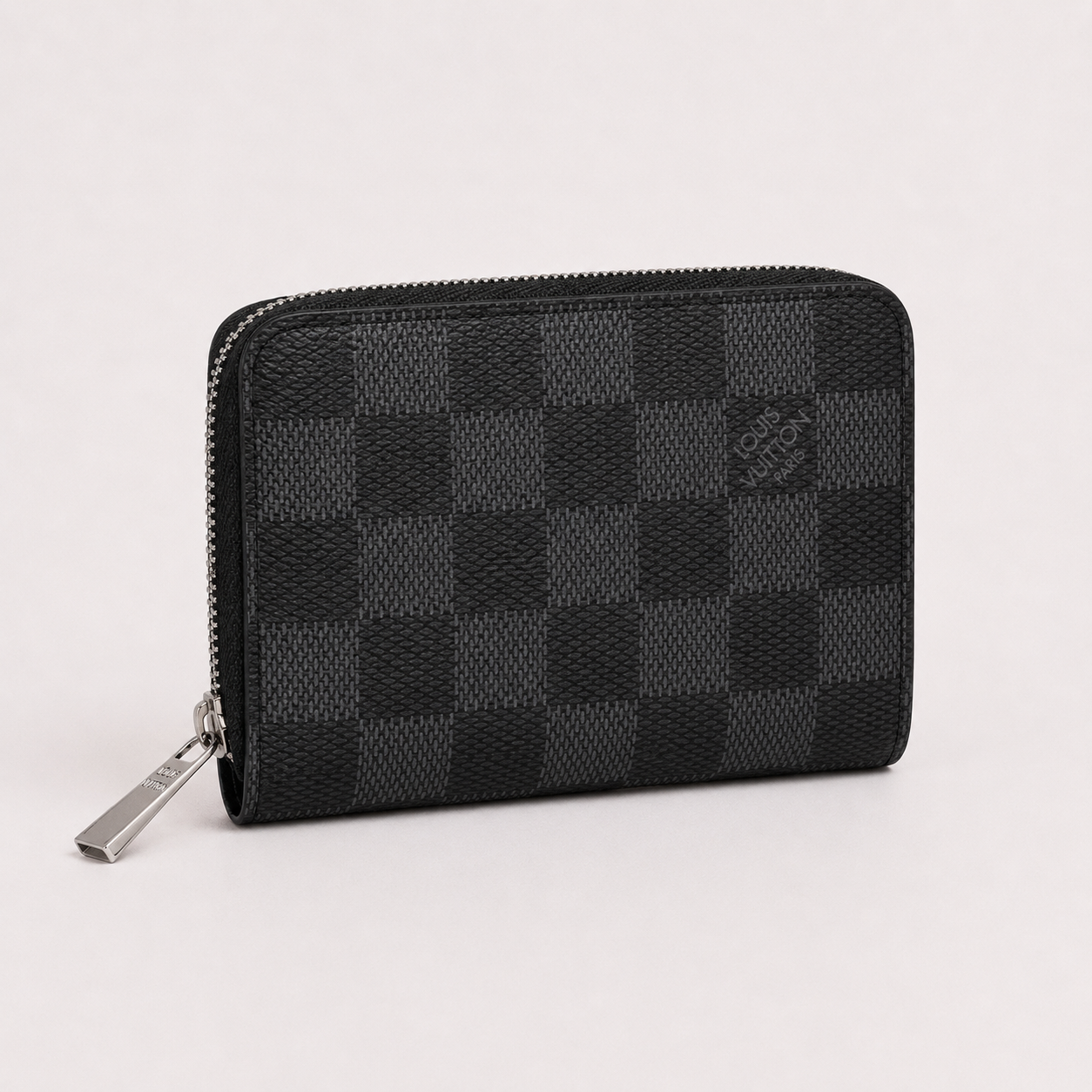 Q14：Louis Vuitton Damier Graphite Zippy Coin Wallet
