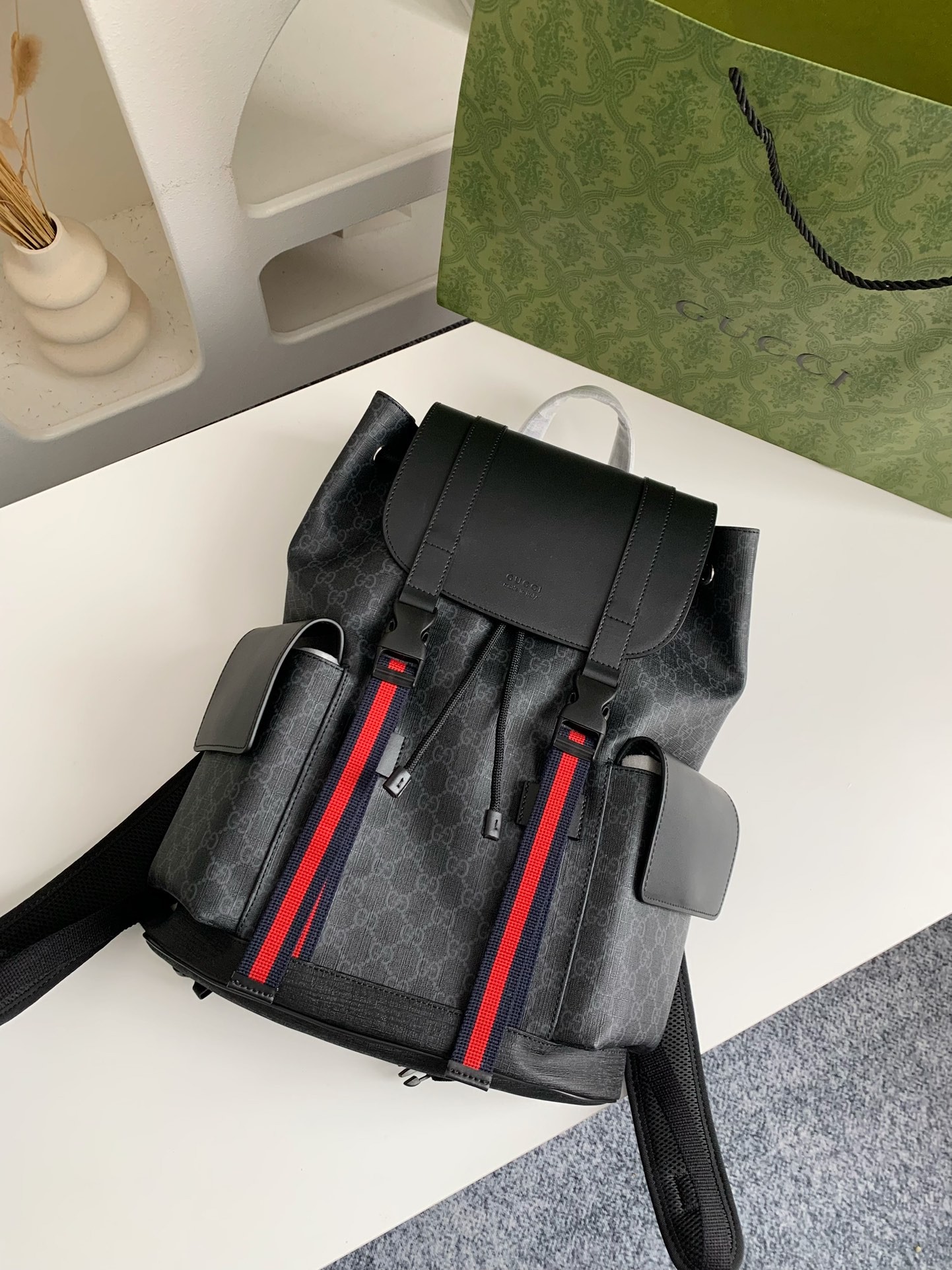 GUC Popular men’s backpack Size：34*42*16cm