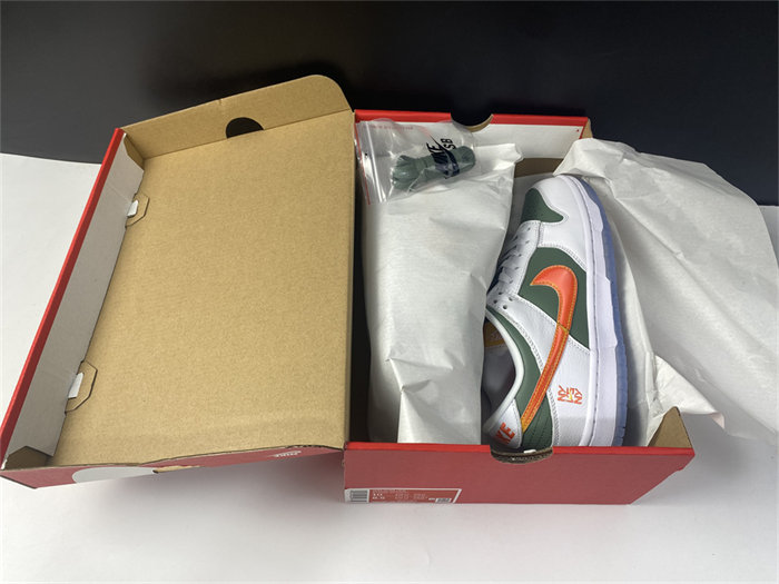 NK Dunk Low SE NY vs. NY DN2489-300
