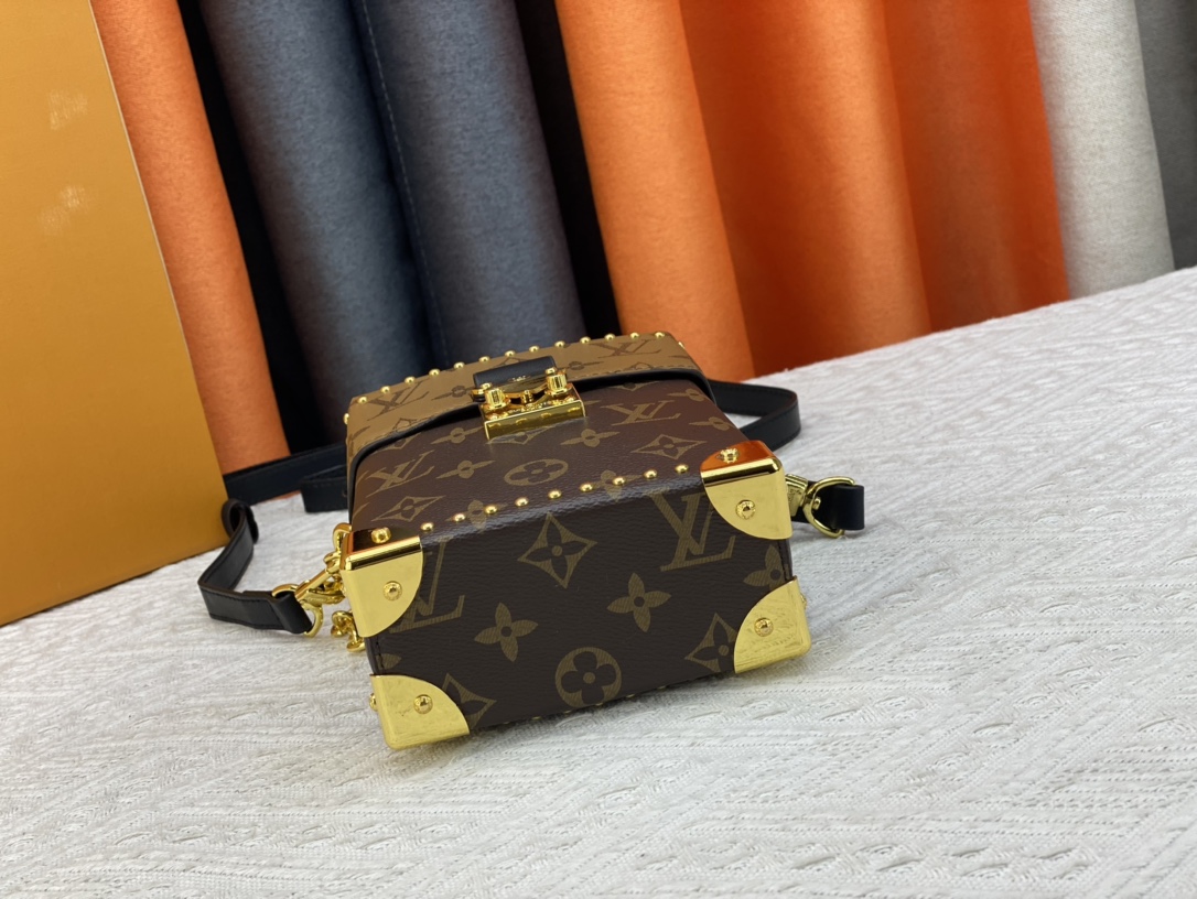 Woman’s Handbag with straps 4.9″x6.9″x2.4″ BB-9180001000650