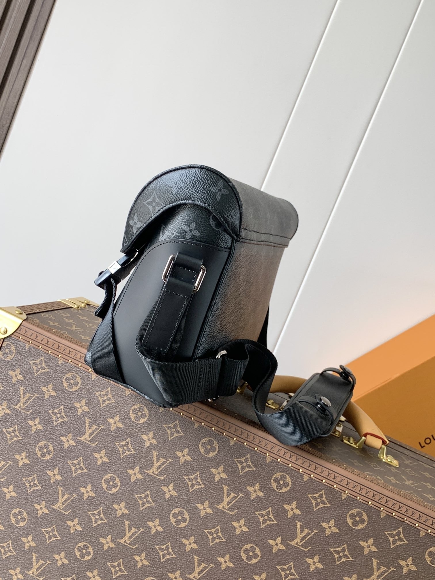 LV Messenger Bags M40511 32x23x9cm