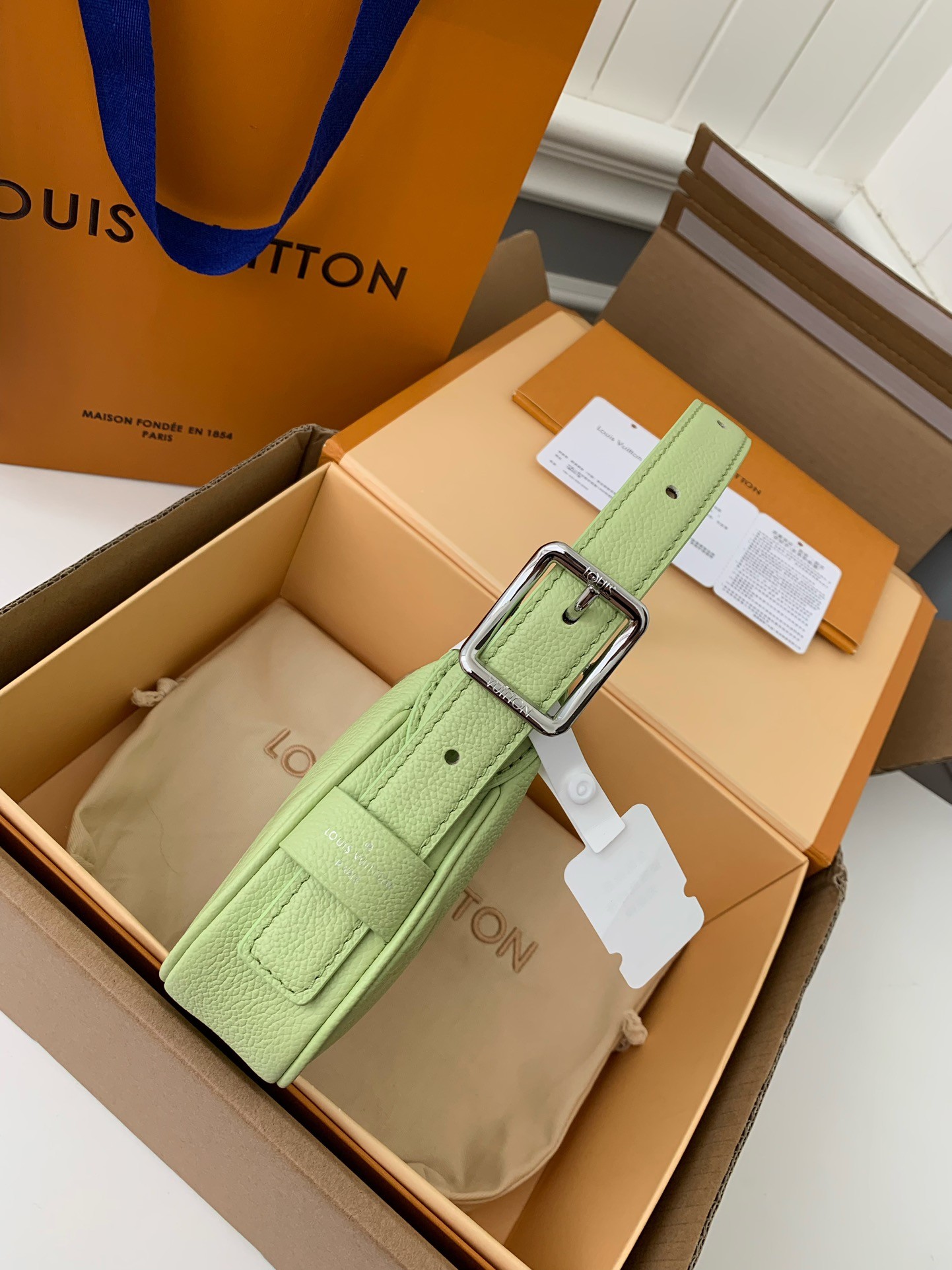 LV 23 MINI MOON  20.5*11*5cm