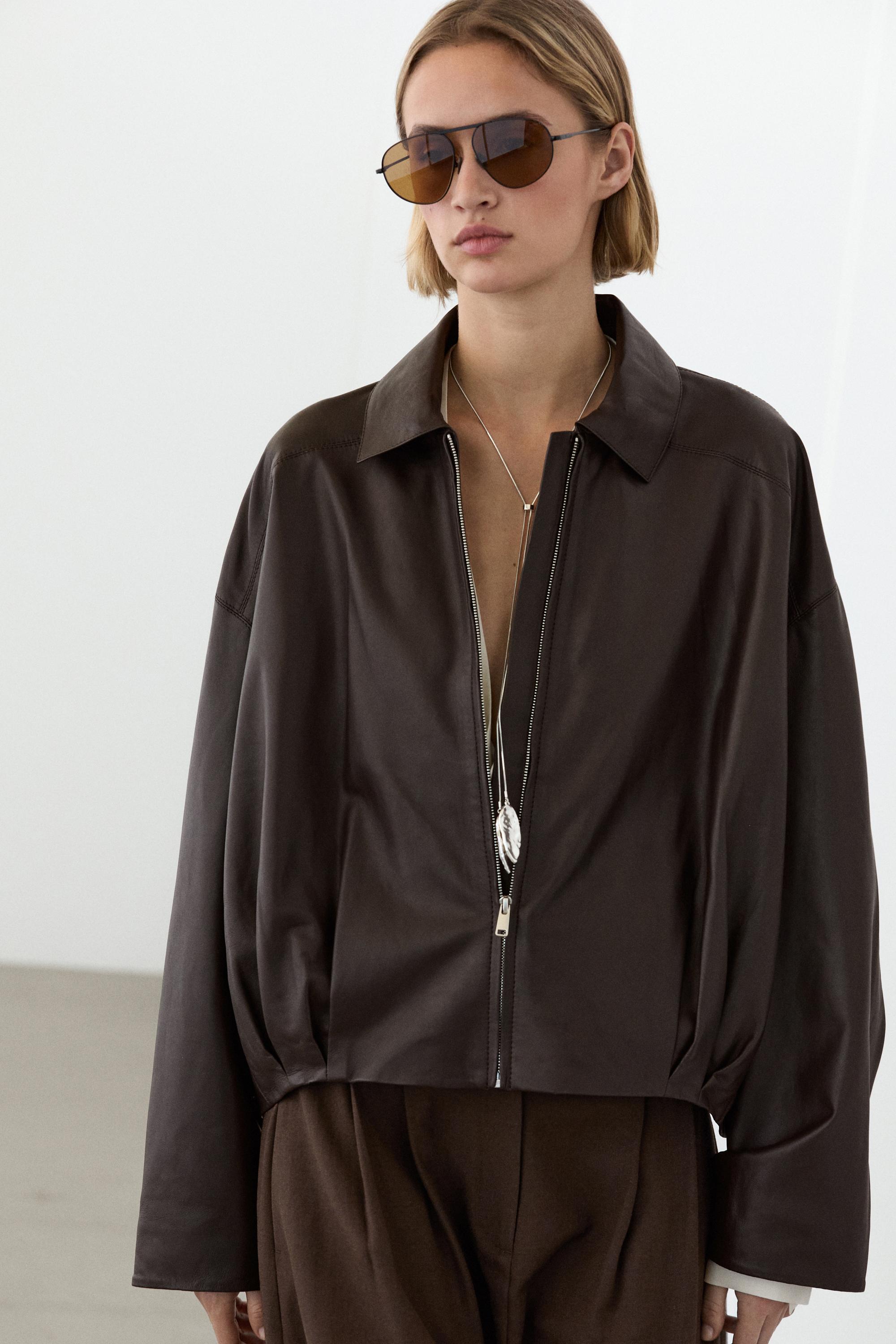 Chaqueta pliegues piel napa