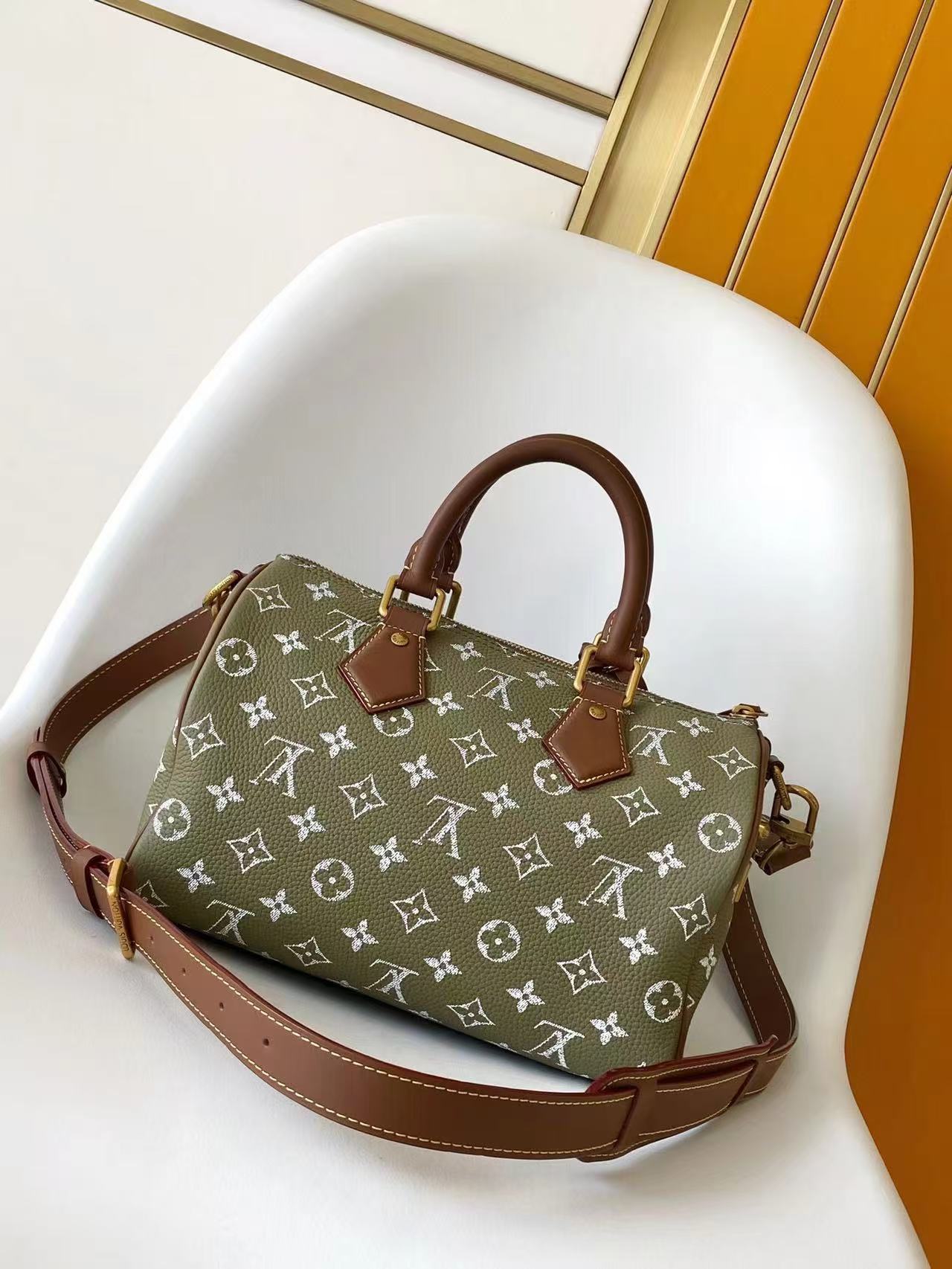 LV M15241  Bandouliere 2025 25*15*15CM