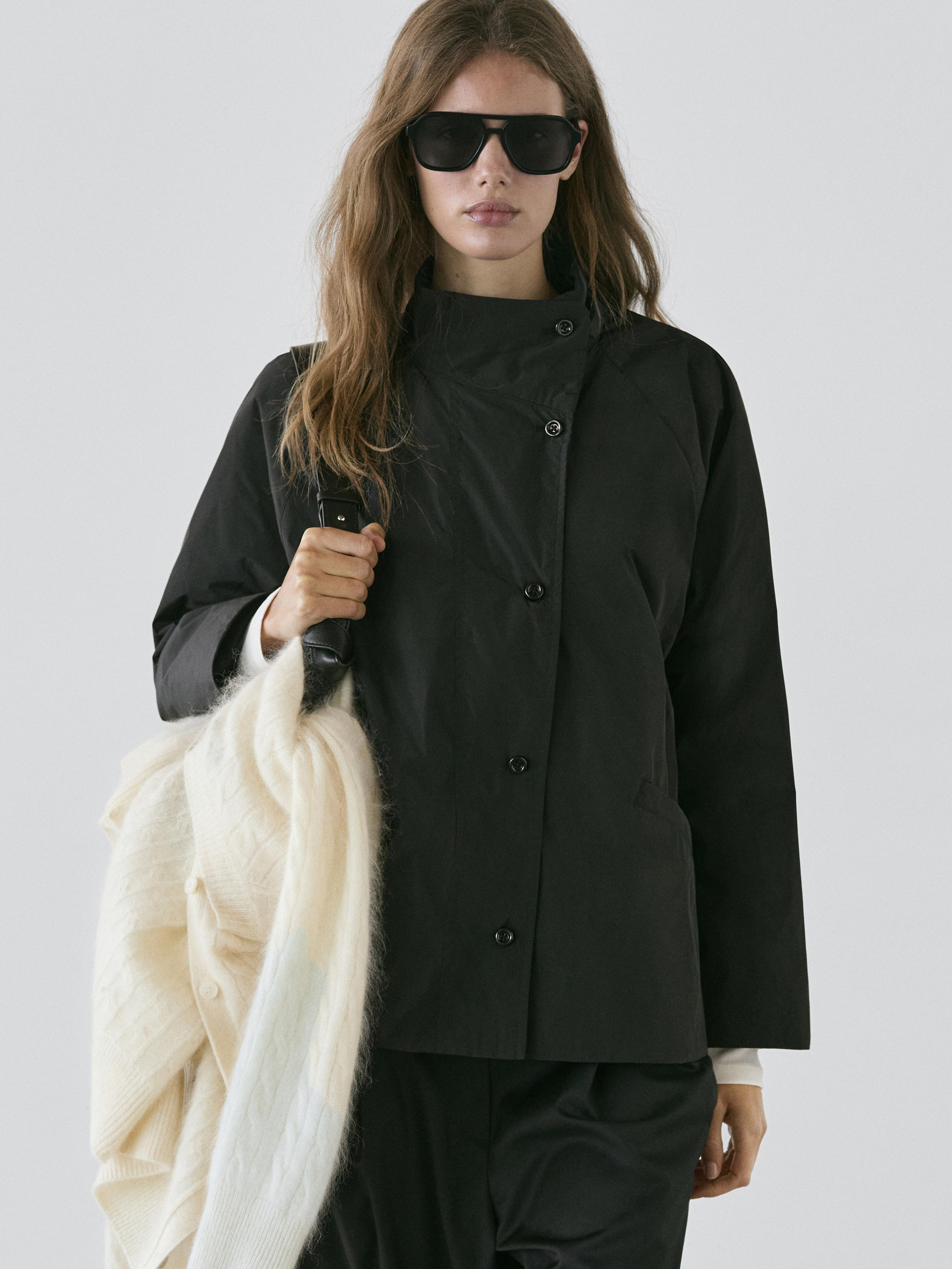Parka corta acolchada detalle cuello