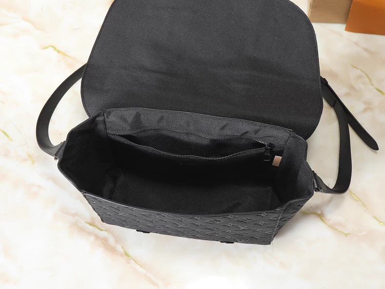 LOUIS VUITTON M28324 Christopher Messenger