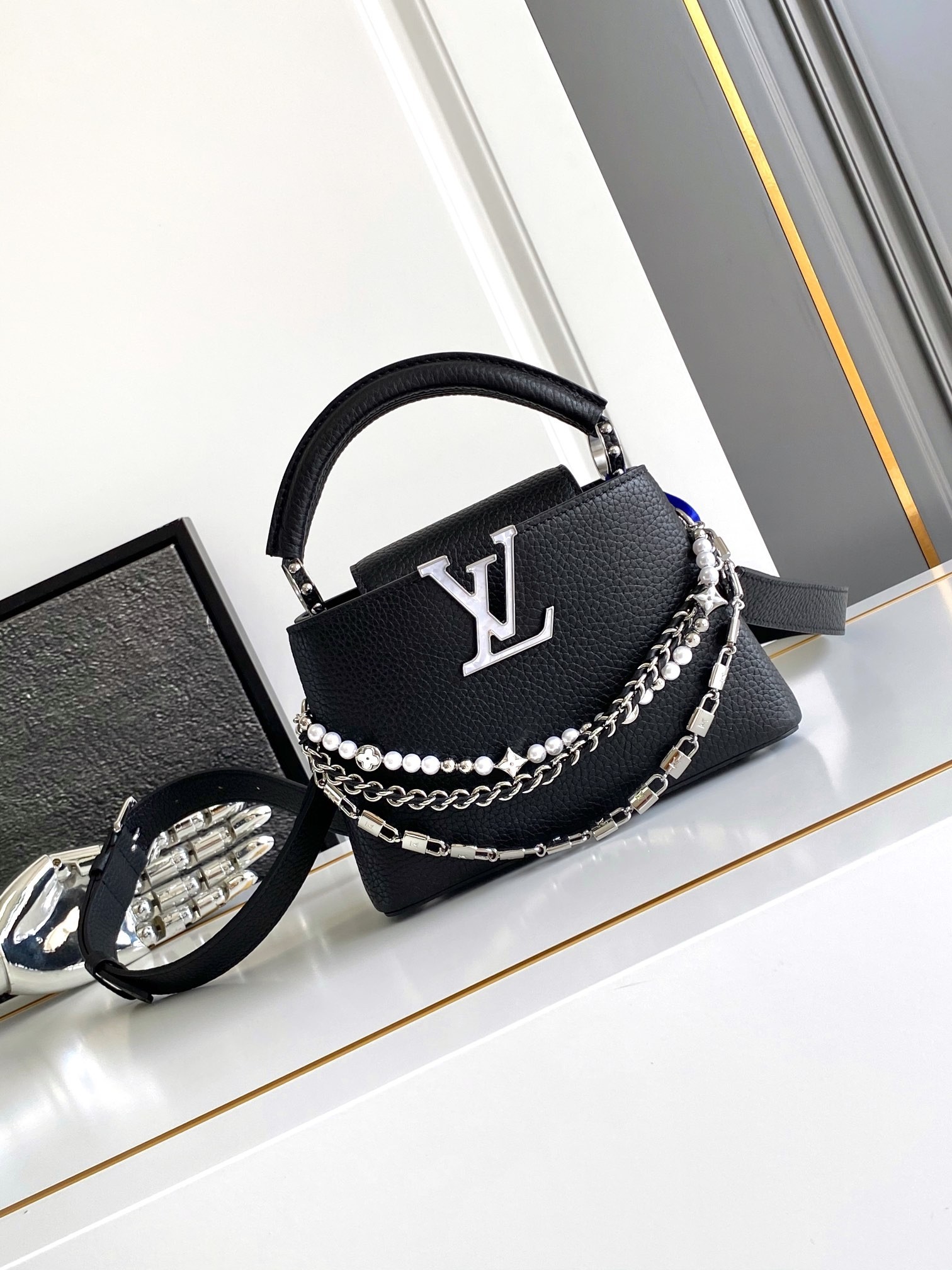 LV Capucines bag M11908 21x14x8cm