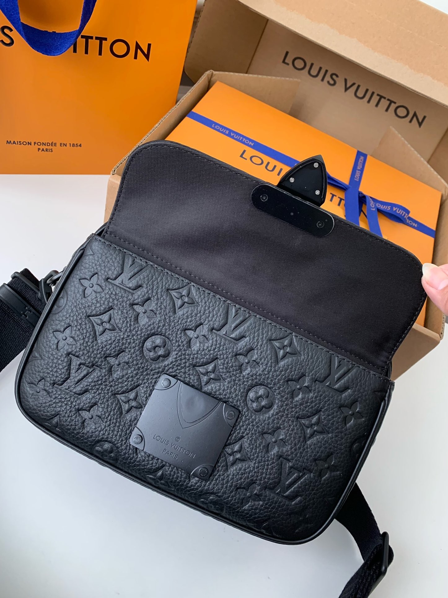 LV  S-Lock Messenger  22*18*8cm