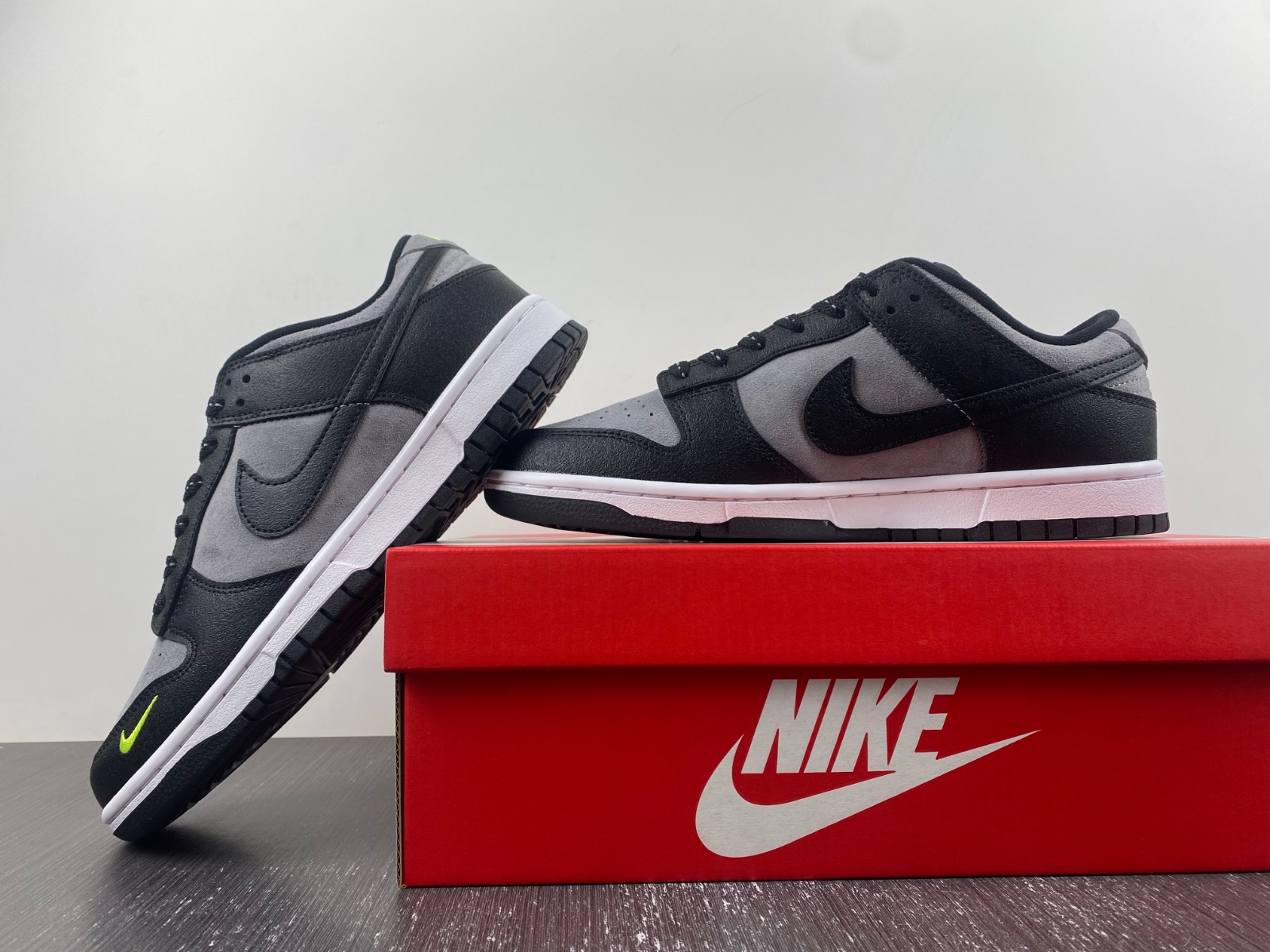 NK Dunk Low 'Black Grey Green Strike' FQ2205-001