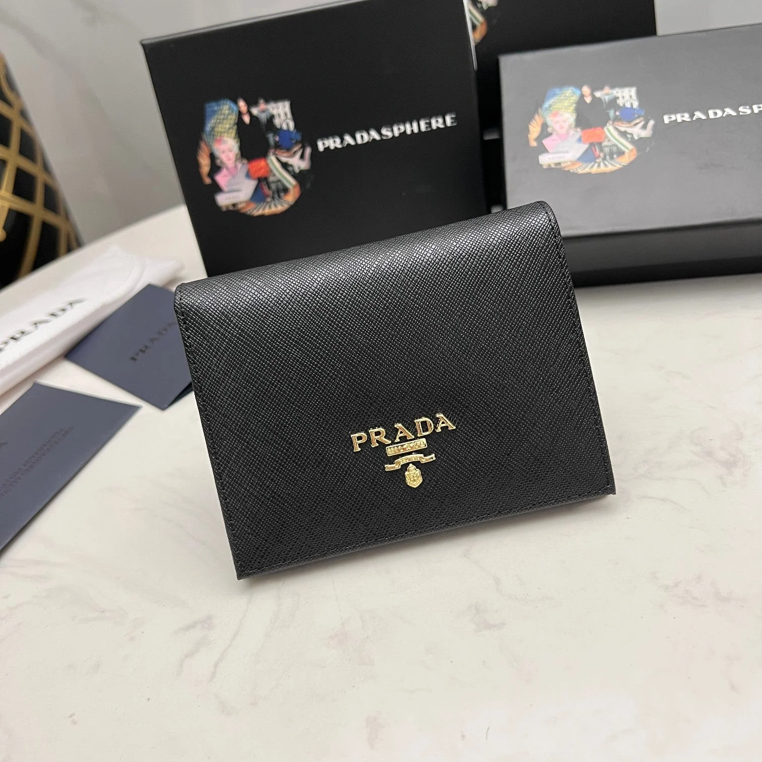 [Prada] New short wallet featuring the appealing texture of Saffiano leather, available in 5 colors.