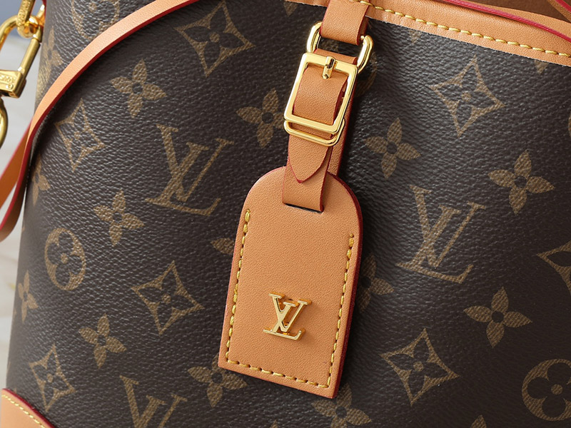 Big: 8.7″x7.5″x9.1″ Small: 4.7″x4.7″x4.7″ Leather Handbag with Adjustable Strap BB-921538