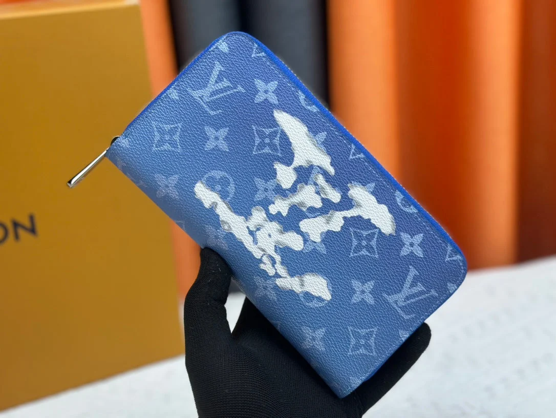 [Louis Vuitton] Multifunctional long wallet and classic short wallet with eye-catching floral motif.