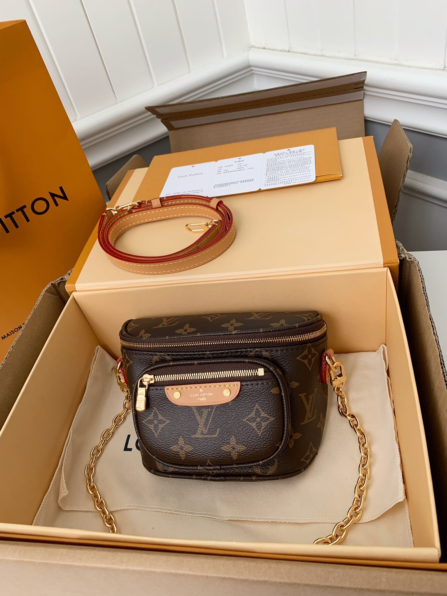 LV  23  Mini Bumbag 17*12*9.5cm