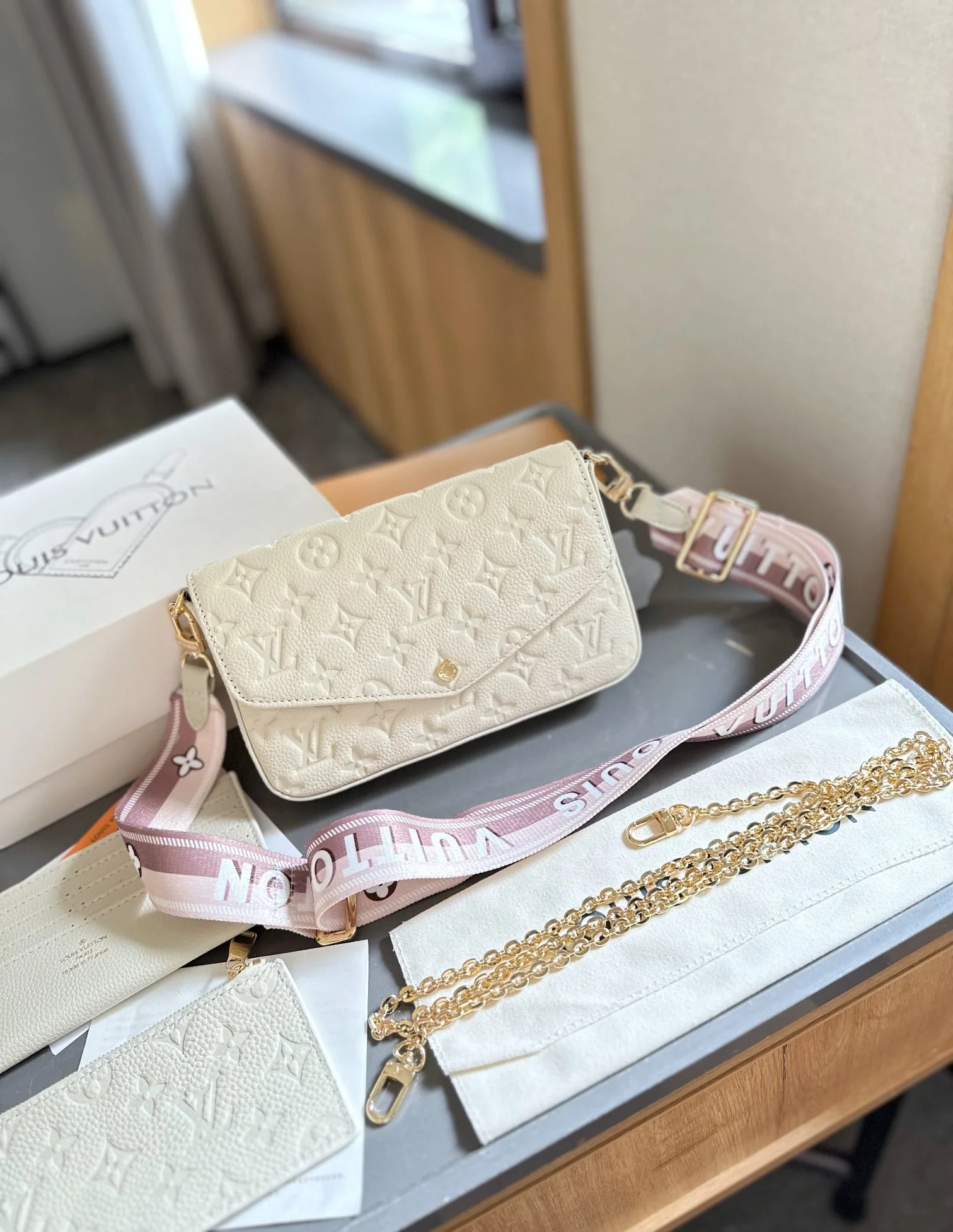 【Louis Vuitton】☆Kirigami 3-piece set｜Stylish and convenient envelope-style design♪ Check it out online now!