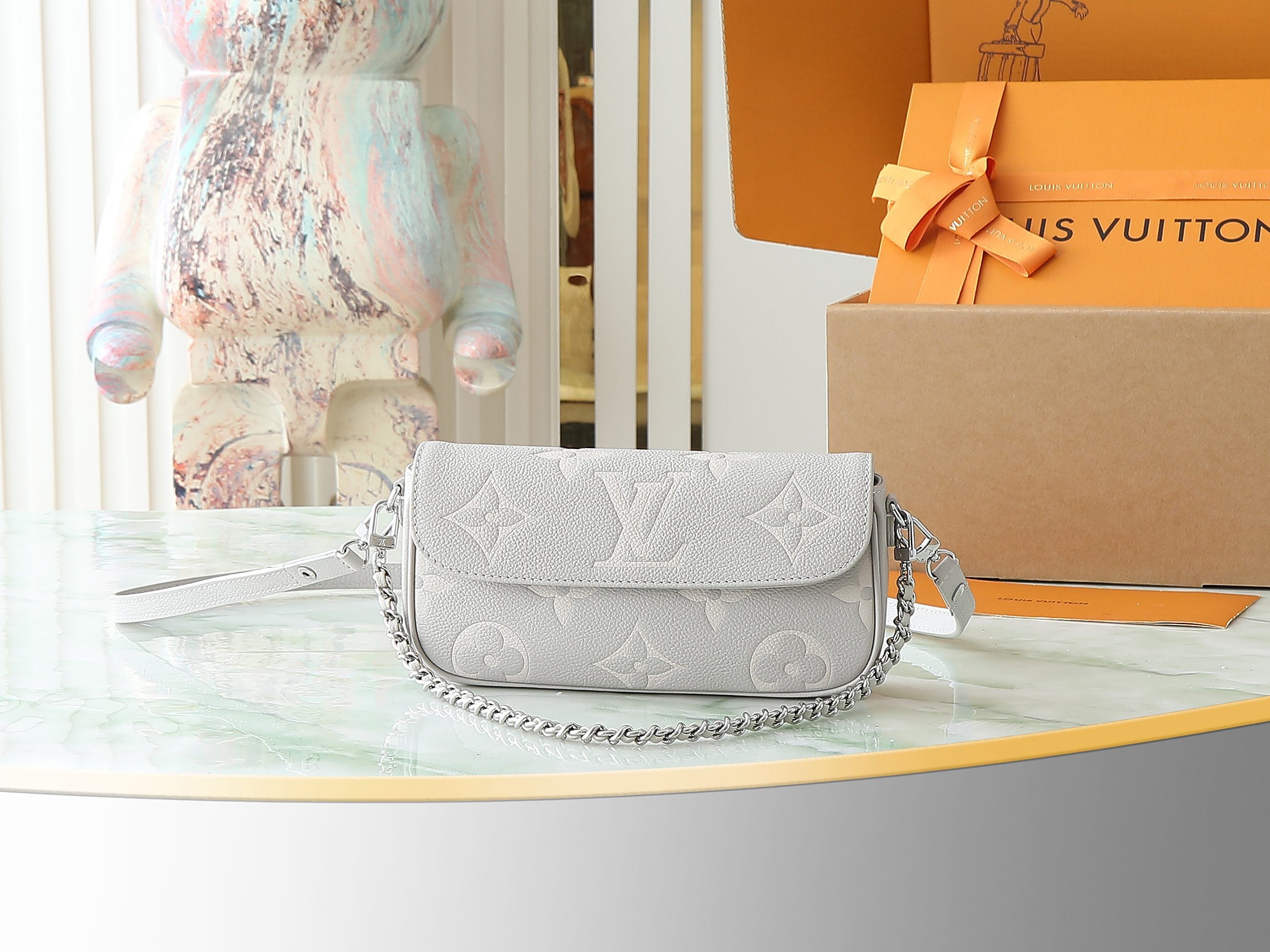LV Underarm bag 23.5x12x4.3cm