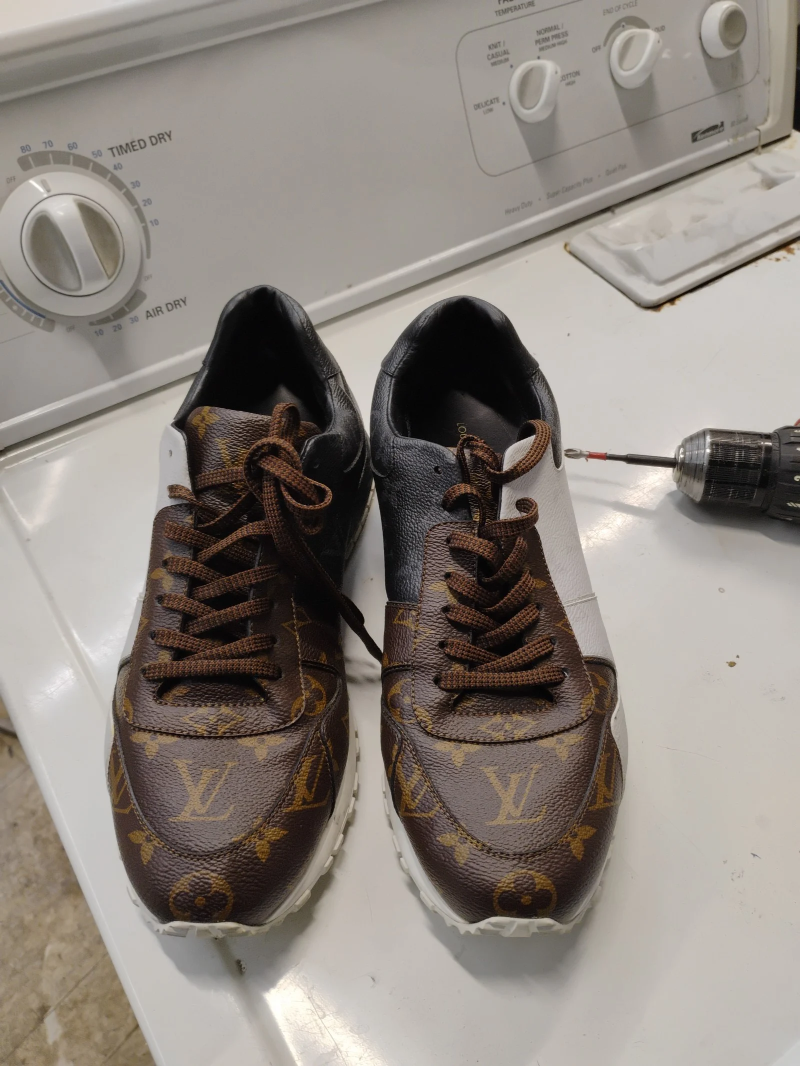 Louis Vuittoñ Trainer sneaker graphite like new paid $1100 mens size 10.5