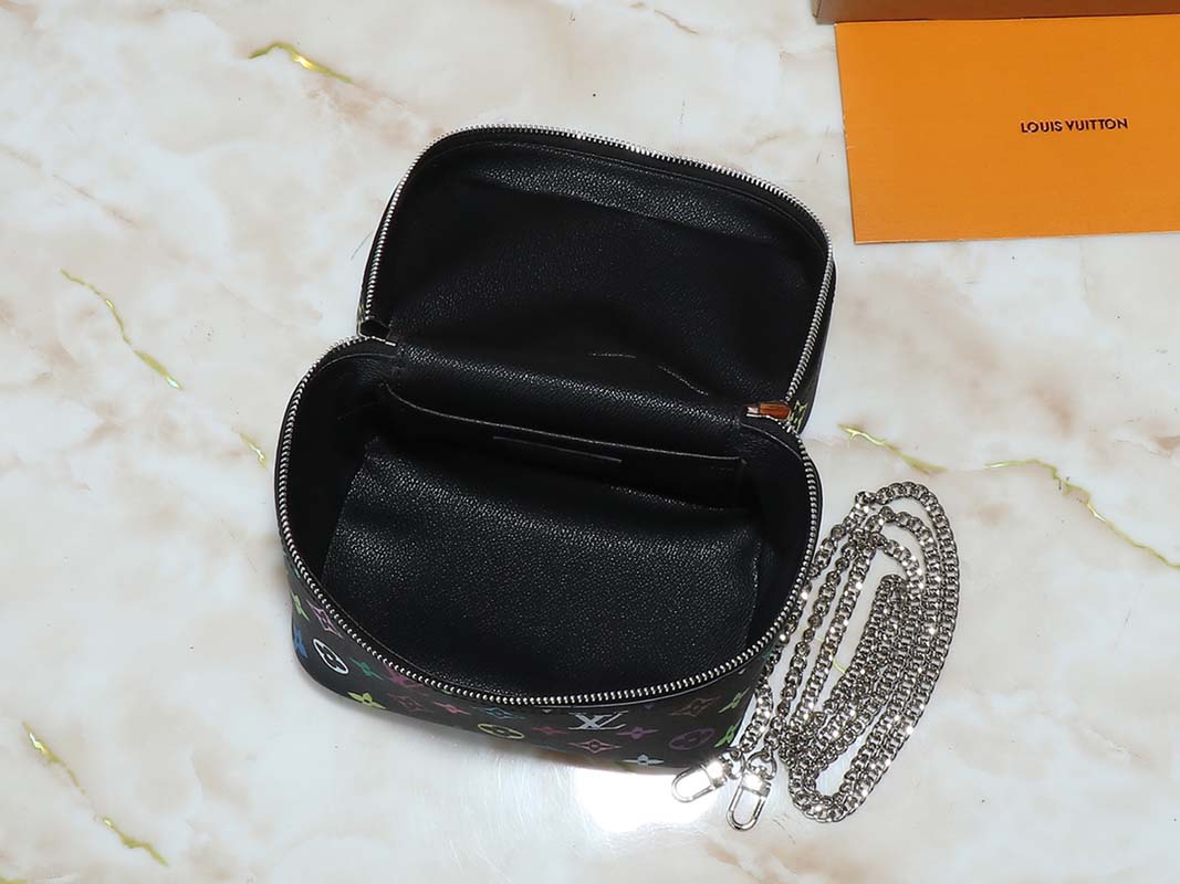 New Big: 7.9″x5.3″x4.7″ Small: 5.5″x4.0″x3.3″ Leather makeup bag With chains BB-928087