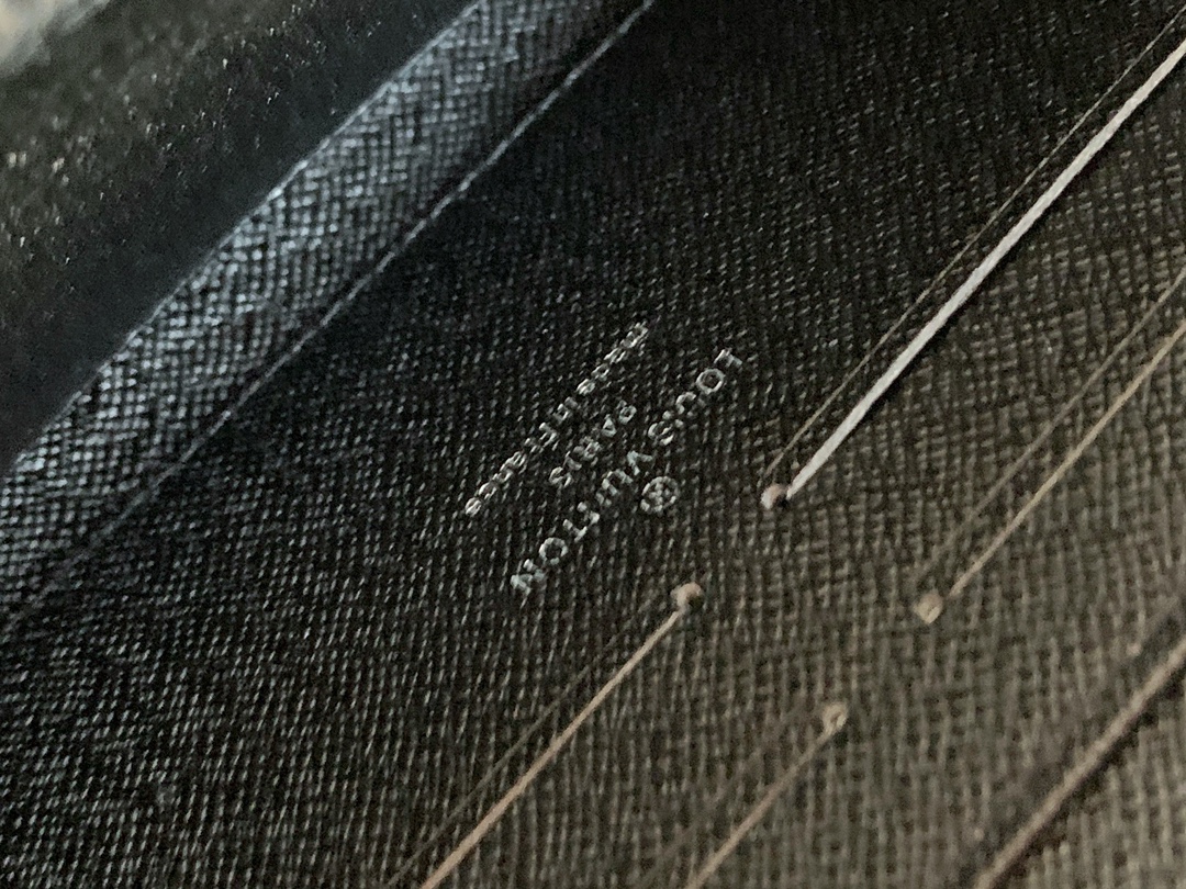 Q07：Louis Vuitton Zippy Wallet in Taiga Leather