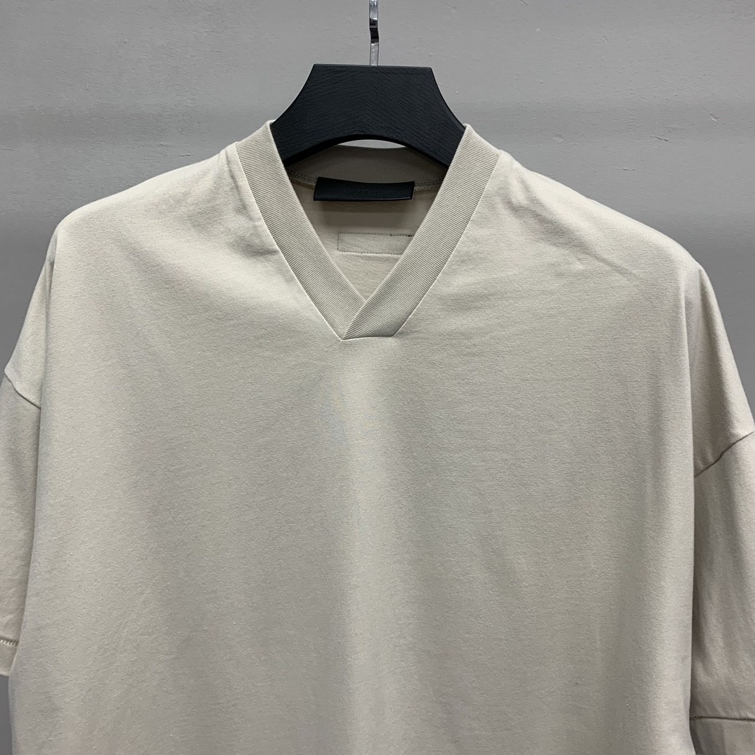 BLCG Cloud Series v-neck T-shirt
