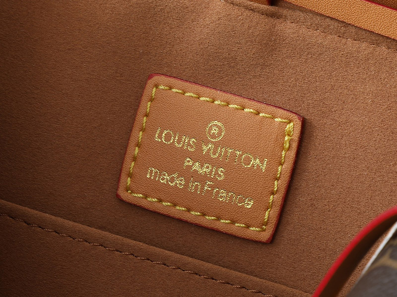 Big: 8.7″x7.5″x9.1″ Small: 4.7″x4.7″x4.7″ Leather Handbag with Adjustable Strap BB-921538