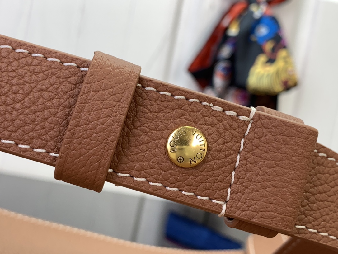 LOUIS VUITTON M14642 Low Key Cookie MM