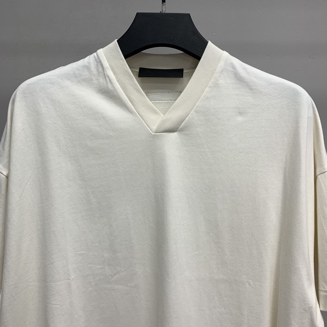 BLCG Cloud Series v-neck T-shirt