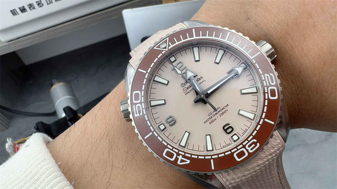 VSF Seamaster 600M Desert Yellow Replica – 43.5mm Stainless Steel Diver Watch