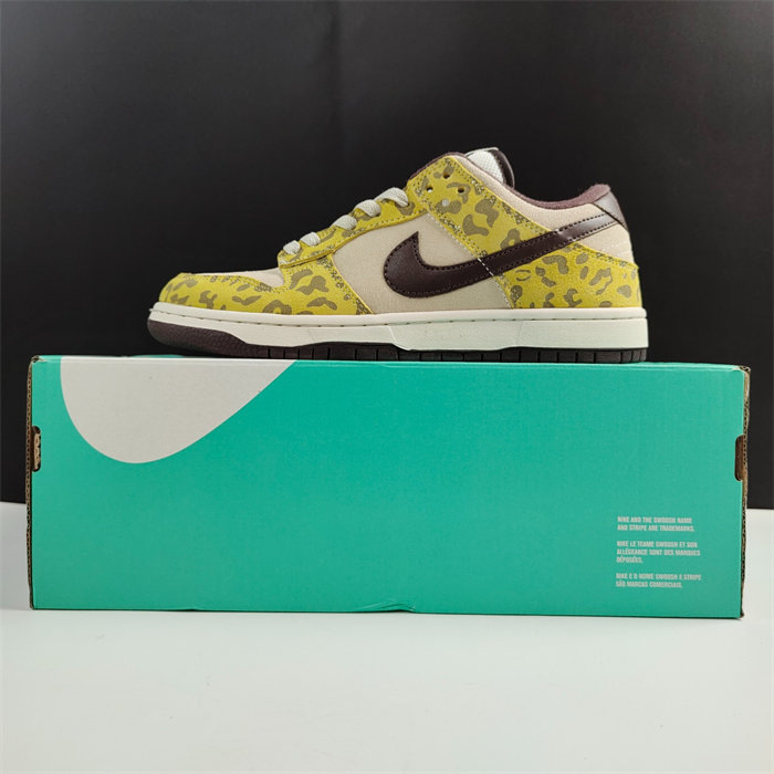 NK Dunk Low PRM “Medium Curry” DD1390-100