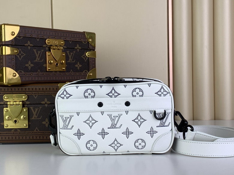LV  Messenger Bags Size：18.5x11x6.5cm