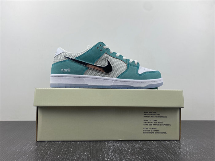 NK SB Dunk Low April Skateboards FD2562-400