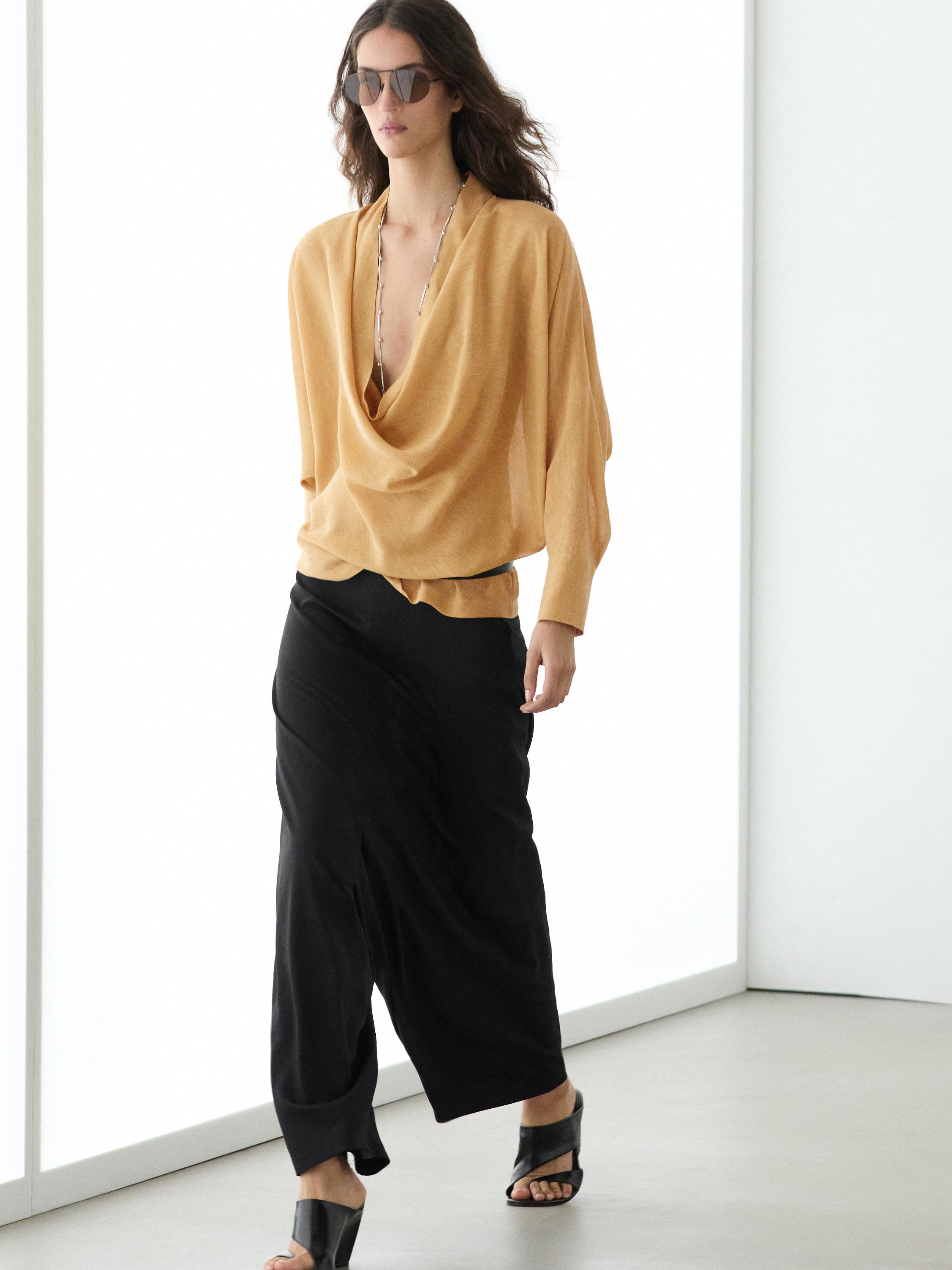 Blusa fluida escote drapeado