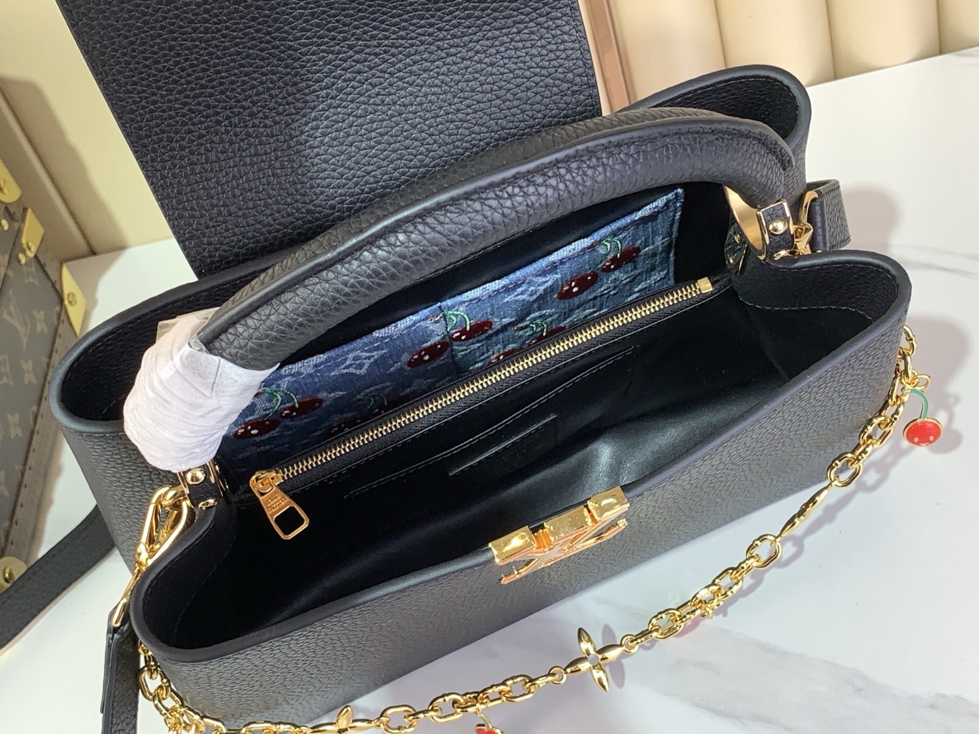 LV x TM CAPUCINES Bag M13714 20x11x31.05cm