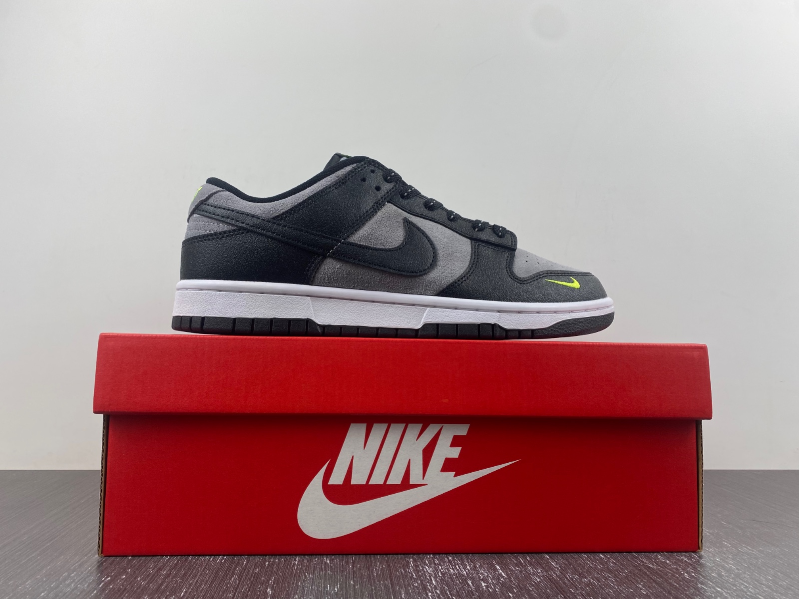 NK Dunk Low 'Black Grey Green Strike' FQ2205-001