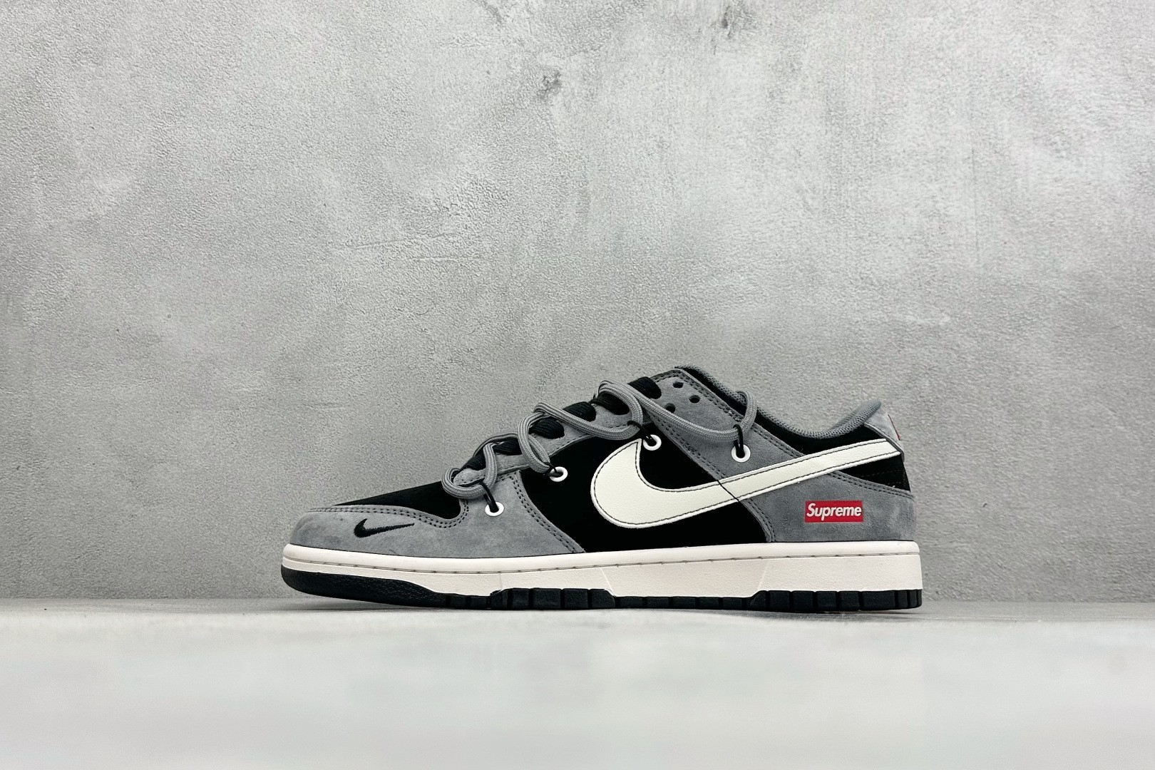 NK SB Dunk Low x Supreme JP2026-101
