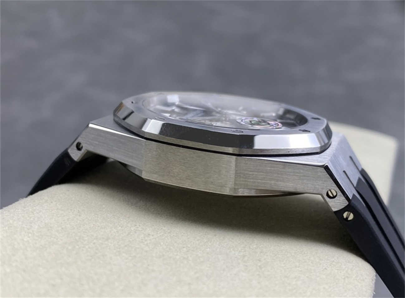 AP 26331 Replica (APS Factory) – Black Dial & Rubber Strap Edition